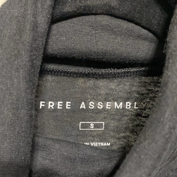 Free Assembly Turtle Neck - Picture 2 of 3